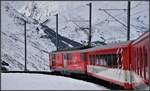 R823 mit Deh 4/4 21 ist oberhalb Andermatt auf der Talfahrt vom Oberalppass.