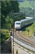 Der DB ICE 10258 von Interlaken nach Berlin nähert sich dem bekannten Rümlinger Viadukt, welches 1855/56 nach Plänen von Karl von Etzel erbaut wurde.