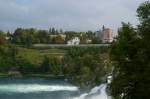 Vom Haltepunkt  Schloss Laufen  (KBS 742) hat man einen schnen Blick ber den Rheinfall, hinber zur Strecke Schaffhausen-Zrich (KBS 760). Am 25. September 2009 hat der ICE-T den Bahnhof Neuhausen am Rheinfall verlassen und strebt nun seinem Endbahnhof Zrich entgegen.