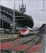 Während ein SBB RABe 503 als EC 32 Lausanne Richtung Genève verlässt, warten im Hintergrund etwas versteckt ein ICN als IC5 nach St.Gallen und ein TGV Lyria nach Paris auf ihre