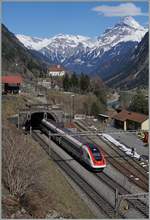 Ein ICN  auf seiner Fahrt Richtung Arth-Goldau verlässt in Wassen die mittlere, 185 Meter lange Entschigtal Galerie.
17. März 2016