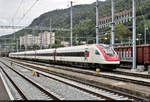 Nach Beendigung seiner Fahrt als IC 1463 (IC 2) von Zürich HB (CH) nach Lugano (CH) ist RABDe 500 006-7  Johanna Spyri  im Bahnhof Chiasso (CH) vorübergehend abgestellt.