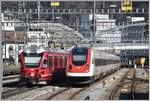 IR1140 aus St.Moritz mit Allegra ABe 8/12 3504 schiebt sich neben einem ICN in den Churer Bahnhof. (17.03.2020)