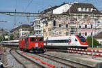 RVT-Historique.
Der Triebwagen mit Bar  Etincelante  ABDe 2/4 (ex ABFe 2/4) 102 aus dem Jahre 1944 auf Sonderfahrt zwischen Neuchâtel und Les Verrières am 12. Juni 2021.
Begegnung mit einem ICN 5 anlässlich der Fahrt aus dem Bahnhof Neuchâtel.
Foto: Walter Ruetsch