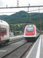 Einfahrt des ICN im Bahnhof Laufen richtung Basel.Im Hintergrund:  Der Strmenkopf.