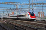 ICN 500 022  EXPO.02  durchfährt den Bahnhof Muttenz.