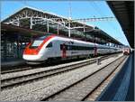 In der neusten, nun dritten Farbgebungsvariante ist der SBB RABDe 500 024	 Ernest von Stockalper  als IC51 von Basel SBB kommend in Lausanne angekommen, wo der Zug nach einem kurzen Aufenthalt wendet