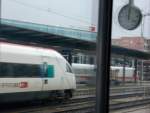 ICN (InterCityNeigezug) der SBB und ICE der DB in Basel-SBB im Spiegel der Zeit. (Spiegelbildlich festgehalten am 12.08.2008).