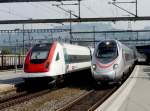 SBB / Cisaplino - SBB ICN  Friedrich Gaiser  als Schnellzug nach Lausanne neben Vorbeifahrendem Cisalpino Versuchszug im Bahnhof von Yverdon les Bains am 24.09.2008