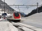 Ein unbekannter ICN durchquert am 08.02.2009 als CIS 10016 den Bahnhof Airolo. Man beachte die gewaltigen Schneemauern!