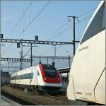 Whrend der nach Lausanne fahrende ICN 1524 auf Gleis 1 gerade abfhrt, trifft der auf Blockdistanz gefolgte ICN 624 nach Genve Aroport in Yverdon auf Gleis 2 ein.