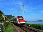 SBB - Nachschuss eines ICE unterwegs in Ligerz am 15.09.2011 .. Standpunkt des Fotografen auf einem Bahnhbergang ausehalb der Geleise...