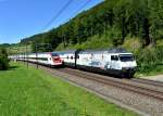 Riskante Zugbegegnung: Ein ICN nach Basel und Re 460 003 mit einem IC am 27.08.2012 bei Tecknau.