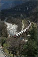 Der ICN 882 Chiasso - Zürich hat die Horizontale der ehemaligen Station Giornico verlassen und fährt nun in der 27 Promille Steigung über die Ticino in den ersten Kehrtunnel der  Biasciana .