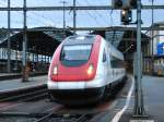 RABDe 500 019-5. Der ICN 531 nach Zrich setzt sich langsam um 16:22 auf Gleis 7 in Bewegung. Gut, da es bald um diese Zeit wieder heller ist und man nicht mit 1/40 Sek. fotografieren mu. Bhf. Olten (Kanton Solothurn) am 7.1.2007 