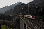 Ein ICN überguert die Eisenbahnbrücke beim Chrizenenwald am Gotthard kurz nach Sonnenuntergang.Bild vom 22.11.2014