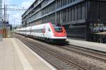 SBB: Ein IC-Neigezug der Serie RABDe 500 (500 013 Denis de Rougemont) erreicht am 9. Juli 2015 den Bahnhof Solothurn.