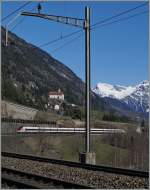  Wer hat noch nicht, wer will nochmal?  - ich wollte nochmal: Letztmals 1981 zum (Taktfahrpan bedingt vorgezogen) 100 Jährigen Gotthardbahnjubiläum in die Wattinger Kurve bei Wassen Fotos geknippst, wollte ich noch vor Eröffnung des Gotthard Basis Tunnel GBT zeitgemässe Bilder in der klassischen Fotostelle bekommen. 
Ganz zu Beginn hatte ich die Kurve für mich alleine so dass ich zu diesem Bild des von Lugano nach Zürich fahrenden ICN 870 kam. 
17. März 2016
