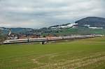 Ein ICN nach Basel durcheilt das liebliche Fricktal im Kanton Aargau. Rechts im Hintergrund der Hausberg von Frick, der gleichnahmige Frickberg. 25.3.2007