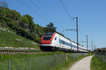 SBB: IC mit RABDe 500 (ICN) auf dem noch eingleisigen Streckenabschnitt unterwegs zwischen Ligerz und Twann am Auffahrtstag den 5. Mai 2016.
Foto: Walter Ruetsch  