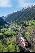 ICN 863 Zürich HB - Lugano fährt am 21. Mai 2016 auf der mittleren Ebene bei Wassen bergwärts.