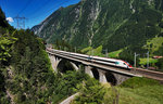 Ein RABDe 500 überquert als ICN 877 (Zürich HB - Lugano), die mittlere Meienreussbrücke bei Wassen.
Unter dem ersten Viaduktbogen ist noch ein Postauto auf der Fahrt nach Meiringen, via Sustenpass, zu sehen.
Aufgenommen am 19.7.2016.	