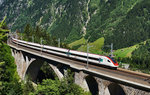 Ein RABDe 500 überquert als ICN 684 (Lugano - Basel SBB), die mittlere Meienreussbrücke bei Wassen.