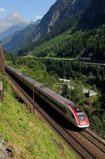 Ein RABDe 500 hat mit dem ICN 671 von Basel SBB nach Lugano am 14.09.2016 den Pfaffensprung-Kehrtunnel verlassen, unter dem Zug ist die untere Ebene der Strecke erkennbar
