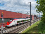 Tag der offenen Tür bei Stadler am 20. Mai 2017. Der in Bussnang ausgestellte RABe 501 001  Giruno  für die SBB ist zu lang für die Halle und konnte deshalb mit Sonne fotografiert werden.