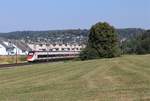 Doppeltraktion Giruno: SBB RABe 501 001  Kanton Tessin/Ticino  und SBB RABe 501 004   Kanton Luzern  unterwegs am 27. Juli 2018 unter wolkenlosem Himmel zwischen Effretikon und Bassersdorf. Der über 400 Meter langer Hochgeschwindigkeitszug war auf der Hinfahrt vom Stadler-Werk in Erlen nach Chiasso.
Da vorhin im Bild ein Postzug den Giruno (halb) verdeckt hat, zeigt dieses Bild zwar den Zug nicht in voller Länge, aber in komplett freier Sicht auf den EC 250.