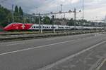 Der jeweils mit Schweizer und italienischer Flagge beklebte RABe 501 004-2 steht am 24.08.2018 im Bahnhof von Rorschach.