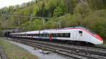 Giruno RABe 501 008-3  Ceneri 2020  hat soeben den Hauensteintunnel bei Tecknau verlassen und macht sich weiter auf den Weg nach Basel, aufgenommen am 13.04.2020.