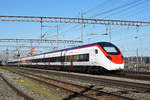RABe Giruno 501 006-7 durchfährt den Bahnhof Muttenz.