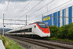 RABe 501 021-6 Giruno fährt am 15.07.2025 Richtung Station Itingen.