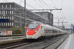 RABe 501 031-5 Giruno durchfährt am 20.10.2025 den Bahnhof Muttenz.