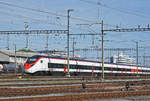 RABe 501 005-9 steht auf einem Abstellgleis hinter dem Bahnhof SBB.