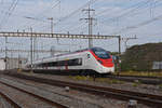 RABe 501 006-7 durchfährt den Bahnhof Pratteln.