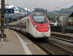 SBB - Triebzug RABe  501 008 bei der durchfahrt im Bhf.