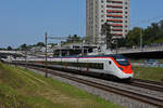 RABe 501 015-8 Giruno, fährt Richtung Bahnhof Muttenz.