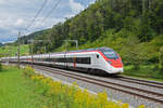RABe 501 025-7 Giruno fährt Richtung Bahnhof Tecknau.