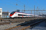 RABe 501 025-7 Giruno durchfährt am 08.02.2023 den Bahnhof Pratteln.