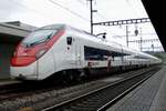 Der Giruno RABe 501 012  Solothurn  am 18.5.23 im Bahnhof Bassersdorf abgestellt.