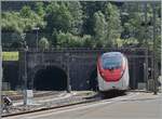 Die beiden SBB RABe 501 016  Glarus  und 014  Bern/Berne  sind als IC auf der Gotthard Panorama Strecke auf der Fahrt in Richtung Süden tauchen in Göschenen in den 15 Kilometer langen