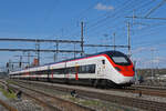 RABe 501 025-7 Giruno durchfährt am 25.03.2024 den Bahnhof Muttenz.