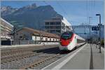 Der SBB  Giruno  RABe 501 016  ZUG  und ein weiterer auf dem Weg in Richtung Basel beim Halt in Altdorf.
