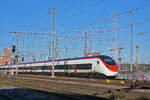 RABe 501 015-8 Giruno durchfährt am 13.01.2025 den Bahnhof Muttenz.