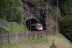 Ein Giruno verlässt am 13.09.2025 den Muhrentunnel unterhalb von Wassen.