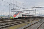 RABe 501 012-5 Giruno durchfährt am 02.02.2026 den Bahnhof Muttenz.