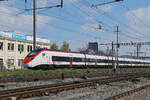 RABe 501 007-5 Giruno durchf�hrt am 02.04.2026 den Bahnhof Pratteln.