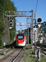 EC 12 von Milano C. nach Z�rich HB verl�sst den Bahnhof Como S. Giovanni in der Morgensonne. Como, 12.5.2026